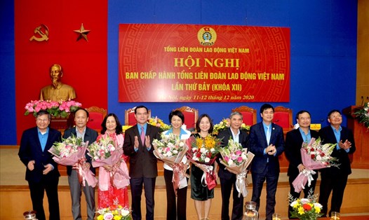 Lãnh đạo Tổng LĐLĐVN tặng hoa chia tay các đồng chí nghỉ hưu và chuyển công tác. Ảnh: Quỳnh Hân.
