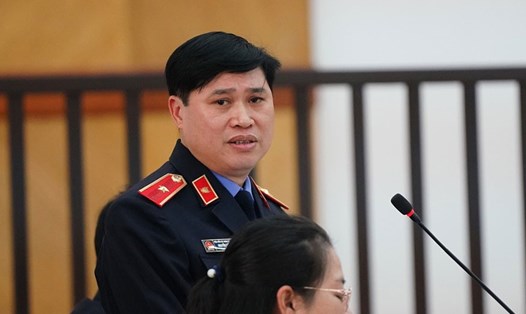 Đại diện Viện KSND Hà Nội tham gia tranh luận với các luật sư bào chữa cho các bị cáo trong vụ án sai phạm xảy ra tại CDC Hà Nội. Ảnh: V.Dũng