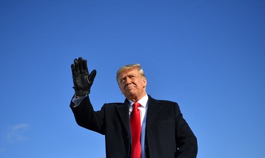 Tổng thống Mỹ Donald Trump vẫy tay chào những người ủng hộ trong một cuộc vận động tranh cử tại sân bay quốc tế Green Bay Austin Straubel ở Green Bay, Wisconsin, tháng 10.2020. Ảnh: AFP.