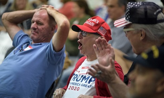 Những người ủng hộ Tổng thống Donald Trump theo dõi cuộc tranh luận tổng thống ở Katy, Texas, hôm 29.9. Ảnh: AFP.