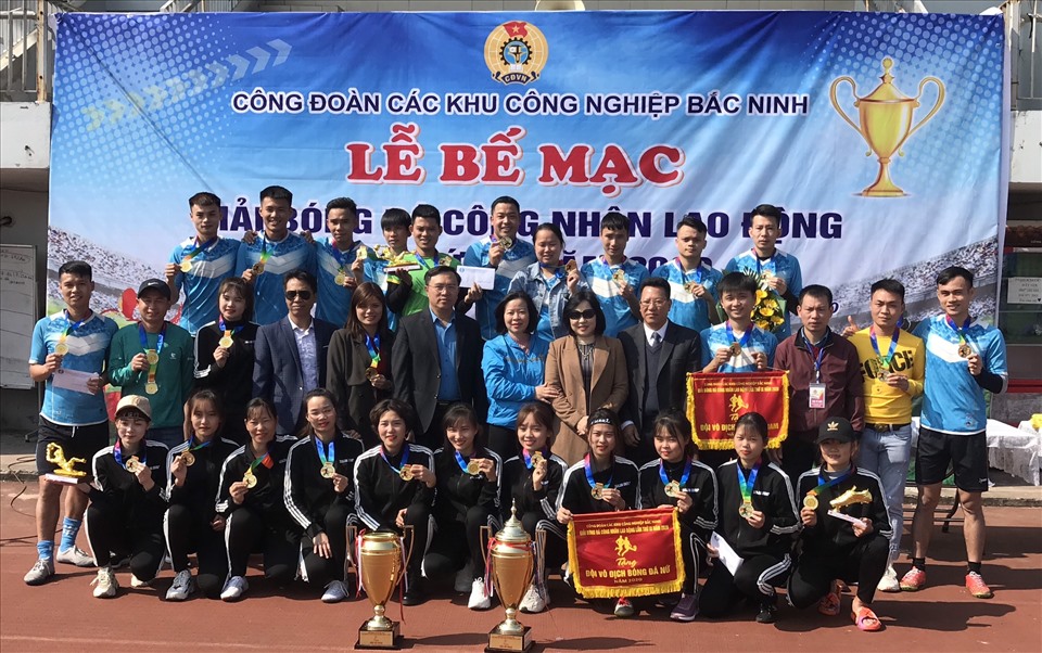 Ban Tổ chức trao giải Vô địch cho các đội. Ảnh: Phạm Minh Hiểu.