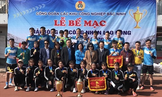 Ban Tổ chức trao giải Vô địch cho các đội. Ảnh: Phạm Minh Hiểu.