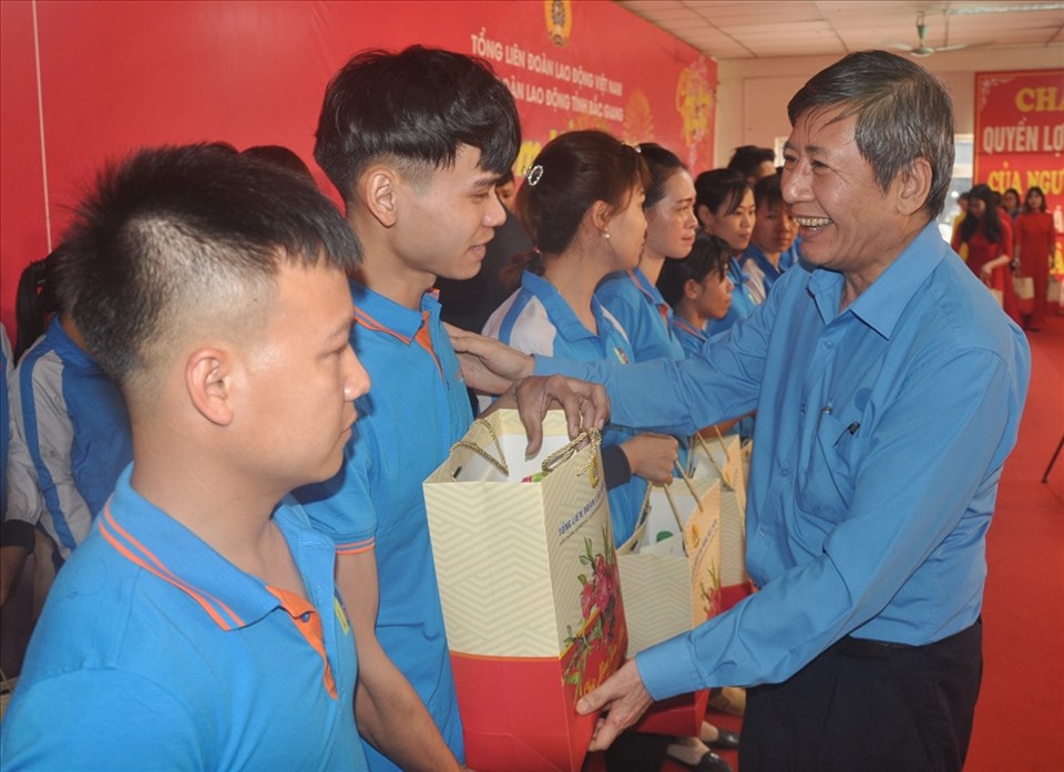 Ông Trần Thanh Hải- Phó Chủ tịch Thường trực Tổng Liên đoàn Lao động Việt Nam- trao quà tới công nhân lao động tại "Tết Sum vầy 2020 mừng Xuân- ơn Đảng” do LĐLĐ tỉnh Bắc Giang tổ chức. Ảnh: Bảo Hân.