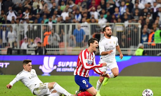 3 trận gần đây, Atletico Madrid (áo sọc) không thắng Real Madrid và cũng không ghi bàn nào. Ảnh: AFP
