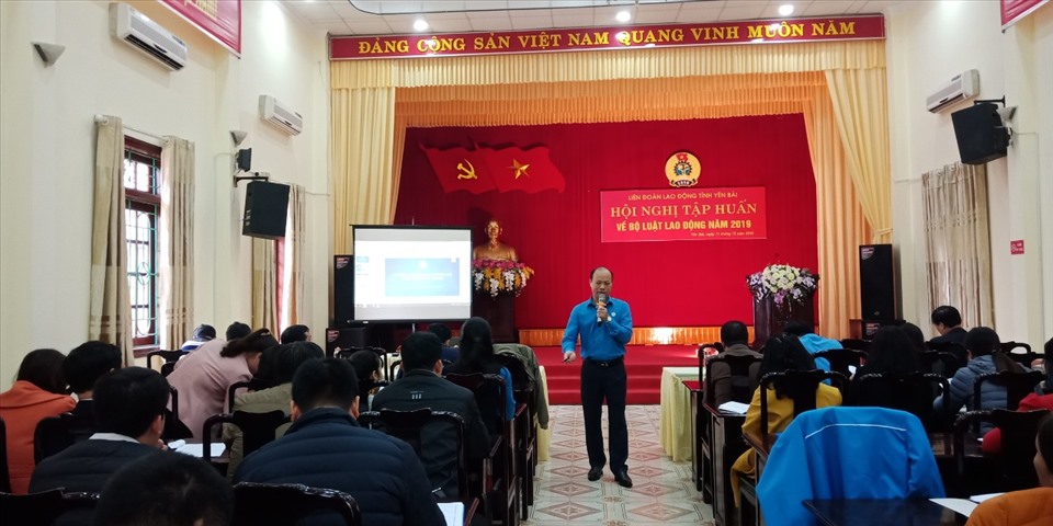Đồng chí Trần Quốc Toản – Trưởng Ban Chính sách pháp luật LĐLĐ tỉnh cùng học viên nghiên cứu, trao đổi những vấn đề chung của Bộ luật Lao động 2019. Ảnh: Xuân Hiền