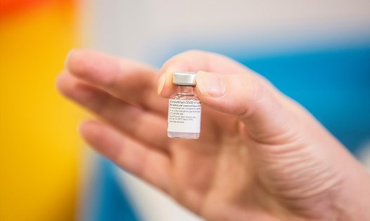 Một người cầm lọ vaccine COVID-19 của Pfizer-BioNTech. Cơ quan Quản lý Thực phẩm và Dược phẩm Mỹ đã cấp phép sử dụng khẩn cấp vaccine của Pfizer-BioNTech hôm 11.12. Ảnh: AFP.