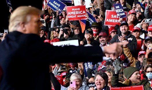 Những người ủng hộ cổ vũ khi Tổng thống Mỹ Donald Trump phát biểu trong cuộc vận động ủng hộ các ứng cử viên Thượng viện của đảng Cộng hòa tại Valdosta, Georgia hôm 5.12. Ảnh: AFP.