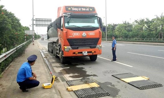 Lực lượng chức năng cân kiểm soát tải trọng xe trên các tuyến đường Hà Nội. Ảnh: T. Đảng