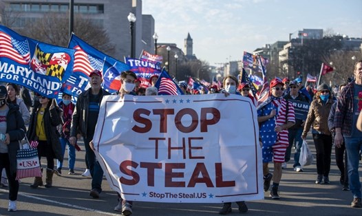 Những người ủng hộ Tổng thống Mỹ Donald Trump tuần hành trên Đại lộ Pennsylvania hôm 12.12. Ảnh: AFP