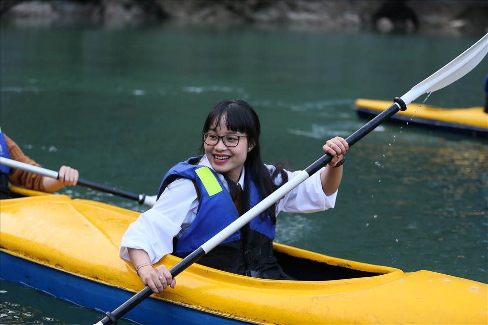 Đến Hải Phòng du khách có nhiều trải nghiệm thú vị. Trong hình du khách chèo Kayak trên vịnh Lan Hạ. Ảnh: HP.