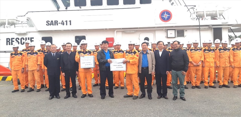 Lãnh đạo Công đoàn Giao thông Vận tải Việt Nam trao quà động viên người lao động.  Ảnh: Hà Anh