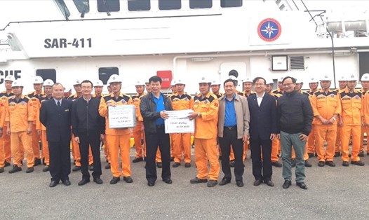 Lãnh đạo Công đoàn Giao thông Vận tải Việt Nam trao quà động viên người lao động.  Ảnh: Hà Anh