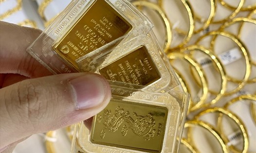Giá vàng được dự báo sẽ tiếp tục tăng trong thời gian chuyển giao năm 2020-2021 sắp tới. Ảnh minh hoạ: Khánh Linh.