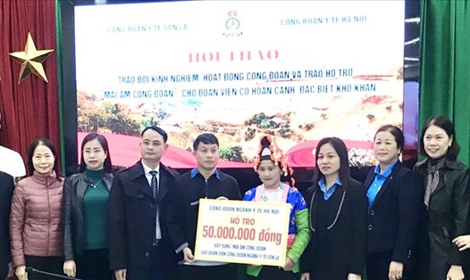 Công đoàn ngành Y tế Hà Nội trao hỗ trợ Mái ấm Công đoàn cho đoàn viên Công đoàn Y tế Sơn La. Ảnh: CĐHN