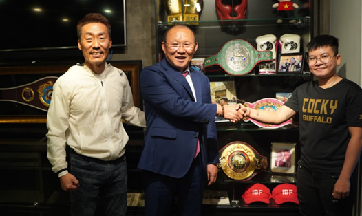 Huấn luyện viên Park Hang-seo là khách mời đặc biệt khi võ sĩ Thu Nhi (phải) tranh đai vô địch WBO thế giới. Ảnh: Trung Nam.