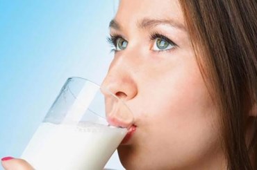 Uống sữa trước khi đi ngủ mang lại những ích lợi đáng kể. Ảnh: AFP