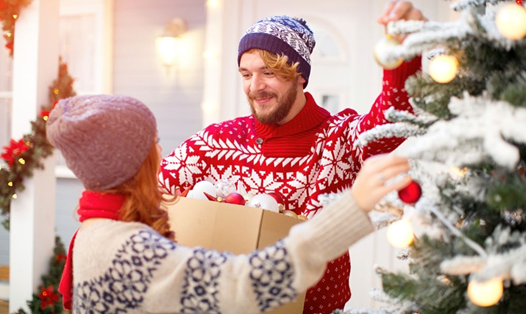 Cùng nhau trang trí nhà cửa đón Giáng sinh sẽ giúp cặp đôi thêm gắn kết. Ảnh nguồn: AFP.