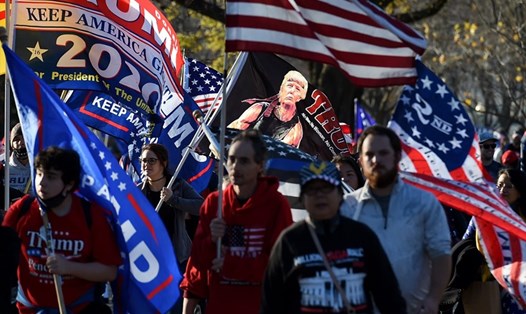 Người ủng hộ Tổng thống Donald Trump biểu tình phản đối kết quả bầu cử ở Washington D.C ngày 12.12.2020. Ảnh: AFP