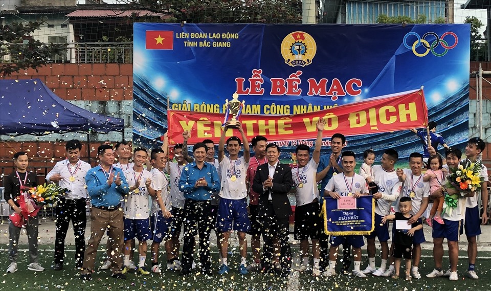 Phó trưởng Ban Tuyên giáo, Tổng LĐLĐ Việt Nam Vũ Mạnh Tiêm và Chủ tịch LĐLĐ tỉnh Bắc Giang Nguyễn Văn Cảnh trao Cúp và giải Nhất cho đội bóng LĐLĐ huyện Yên Thế. Ảnh: N.Huyền