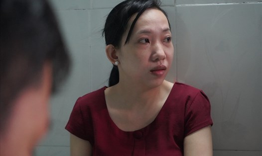 Chị Nguyễn Thị Pho (33 tuổi, Hậu Giang), lo lắng vì chưa được nghe thông báo có hay không việc được thưởng cuối năm. Ảnh: Anh Tú
