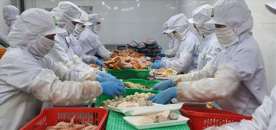 Người lao động của Công ty Sài Gòn Food sẽ được thưởng Tết bình quân 2 tháng lương. Ảnh Đức Long