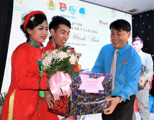 Ông Nguyễn Văn Hải, Chủ tịch LĐLĐ Quận Bình Tân tặng quà cho các cặp đôi trong lễ cưới tập thể. Ảnh Đức Long