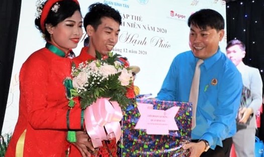 Ông Nguyễn Văn Hải, Chủ tịch LĐLĐ Quận Bình Tân tặng quà cho các cặp đôi trong lễ cưới tập thể. Ảnh Đức Long