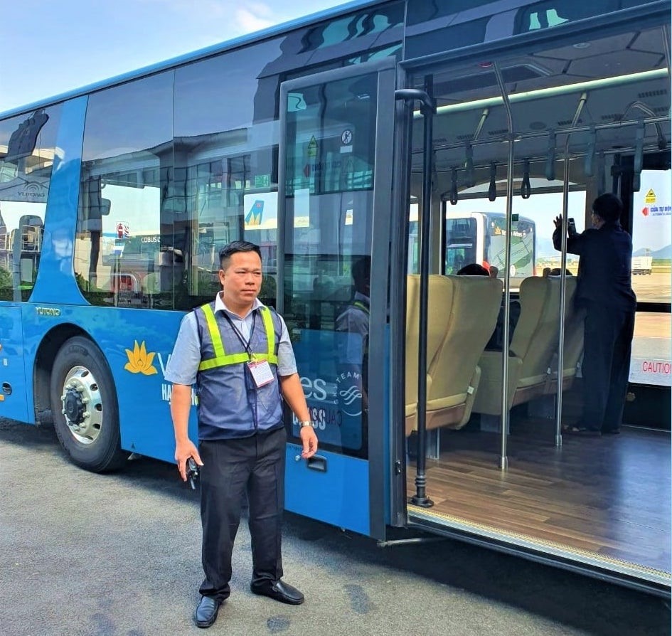 Đoàn viên Nguyễn Quang Thanh - nhân viên lái xe thuộc Đội xe sân đỗ, Trung tâm Dịch vụ vận tải ôtô Hàng không vừa trả lại cho hành khách số tiền 191 triệu đồng bỏ quên. Ảnh: Mạnh Hiền