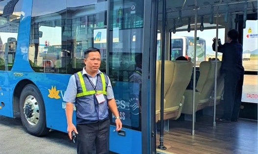 Đoàn viên Nguyễn Quang Thanh - nhân viên lái xe thuộc Đội xe sân đỗ, Trung tâm Dịch vụ vận tải ôtô Hàng không vừa trả lại cho hành khách số tiền 191 triệu đồng bỏ quên. Ảnh: Mạnh Hiền