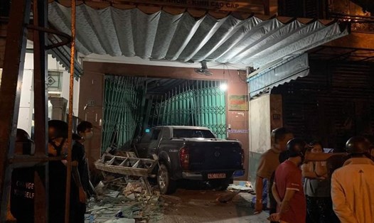 Ôtô bán tải đâm lao thẳng vào nhà dân ở Đà Nẵng. Ảnh: Nguyễn Hà