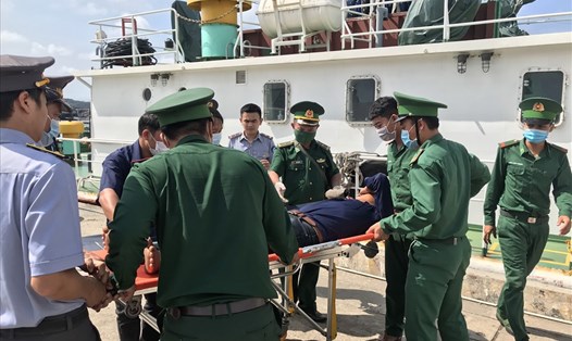 Ngư dân gặp nạn đã được các lực lượng chức năng ứng cứu và đưa đi cấp cứu tại Trung tâm y tế huyện Phú Quốc (Kiên Giang). Ảnh: PV