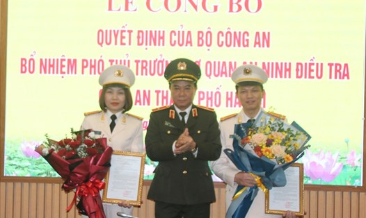Hai trung tá công an được bổ nhiệm làm Phó Thủ trưởng Cơ quan An ninh điều tra Công an TP Hà Nội. Ảnh: Q.T.
