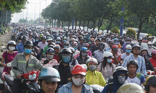 Hàng ngàn xe cộ kẹt cứng trên đường Mai Chí Thọ (quận 2) hướng về trung tâm thành phố.  Ảnh: Minh Quân