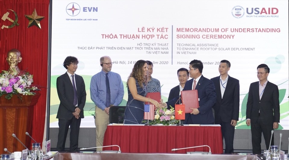 Lễ ký kết giữa Cơ quan Phát triển Quốc tế Mỹ (USAID) và Tập đoàn Điện lực Việt Nam (EVN). Ảnh: USAID