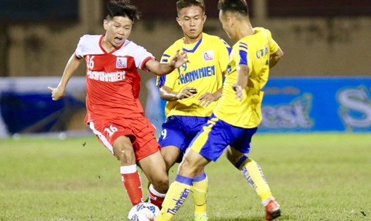 U.21 Khánh Hoà (trái) trong trận đấu với U.21 Đồng Tháp. Ảnh: VFF