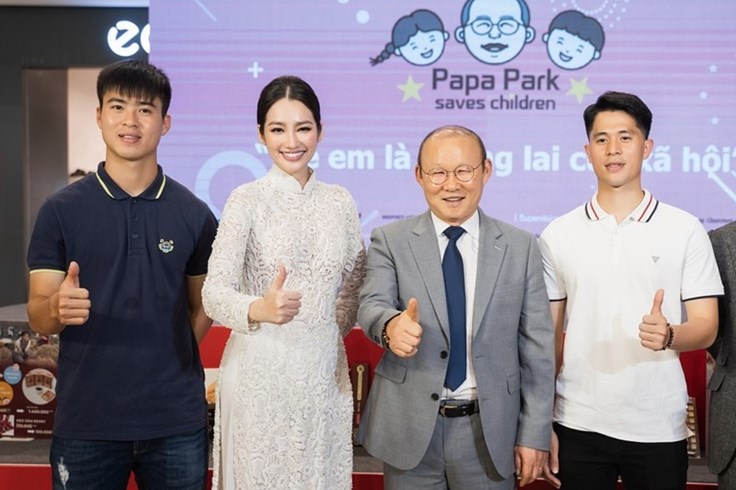 Trương Tri Trúc Diễm đồng hành cùng HLV Park Hang Seo gây quỹ từ thiện