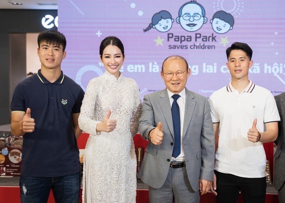 Trương Tri Trúc Diễm cùng HLV Park Hang Seo và các cầu thủ bóng đá. Ảnh: BTC Trương Tri Trúc Diễm cùng HLV Park Hang Seo và các cầu thủ bóng đá. Ảnh: BTC