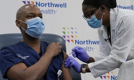 Nhân viên Y tế Mỹ trong được tiêm vaccine COVID-19 trong buổi tiêm chủng đầu tiên hôm 14.12 tại quận Queens, New York. Ảnh: AFP