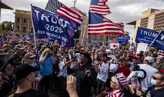 Những người ủng hộ Tổng thống Donald Trump biểu tình trước tòa nhà nghị viện bang Arizona ở Phoenix, Arizona. Ảnh: AFP.