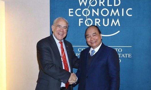 Thủ tướng Nguyễn Xuân Phúc tiếp Tổng thư ký Tổ chức hợp tác phát triển kinh tế (OECD) Angel Gurria trong chuyến tham dự Hội nghị thường niên Diễn đàn Kinh tế thế giới (WEF) năm 2019 tại Davos (Thuỵ Sĩ), tháng 1.2019. Ảnh: TTXVN.