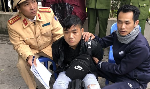 Trung tá Nguyễn Hồng Tâm - Phó đội trưởng, Đội 1, Thuỷ đoàn 1, Cục Cảnh sát giao thông bắt giữ nghi phạm (giữa) vận chuyển 4 bánh heroin. Ảnh: Thuỷ đoàn 1.