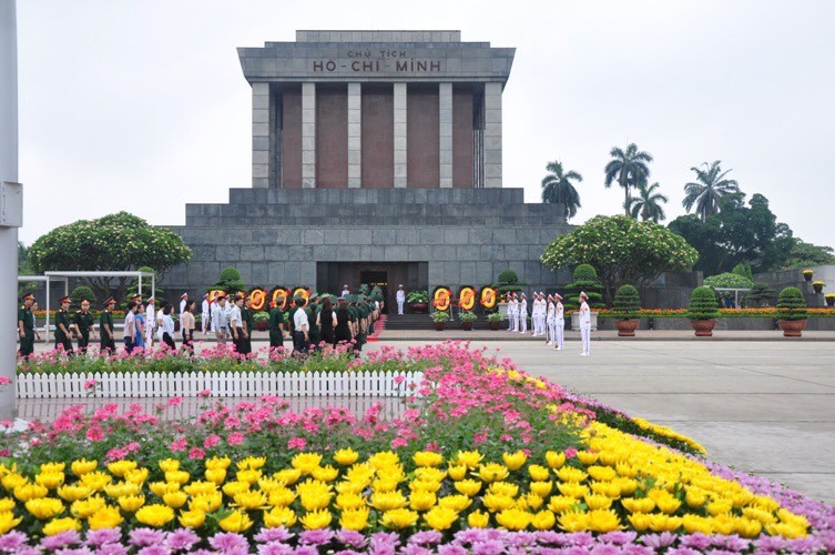 Lăng Bác: Lăng Bác được coi là một trong những biểu tượng quan trọng nhất của Việt Nam. Điều đó chắc chắn sẽ khiến bạn tò mò về hình ảnh của nó. Hãy đến thăm để khám phá vẻ đẹp ấn tượng của tòa lăng này và tìm hiểu về lịch sử của đất nước.