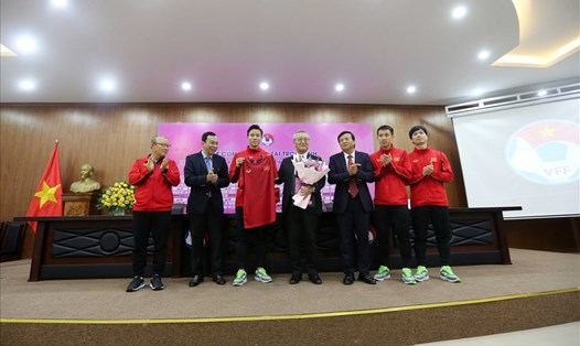 Các cầu thủ đội tuyển Việt Nam tại lễ công bố nhà tài trợ của hai trận đấu. Ảnh: Hải Đăng