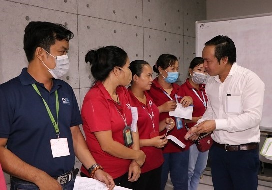 Ông Nguyễn Đình Khánh-Phó Chủ tịch Thường trực LĐLĐ tỉnh Bình Dương trao vốn vay cho CN công ty TNHH Hài Mỹ. Ảnh: Khánh Phong