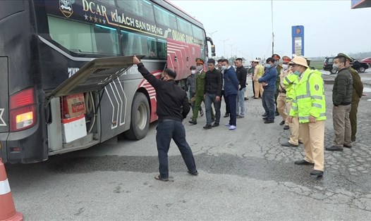 Công an phát hiện xe khách chở lượng lớn hàng hóa không rõ nguồn gốc. Ảnh: CA cung cấp.