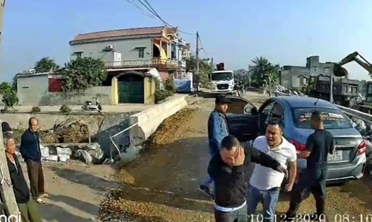Công an TP.Thái Bình bắt thêm 2 nhân viên Công ty Phúc Cường gây ra vụ ném vỡ cửa kính xe ôtô khách. Ảnh NVCC