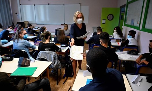 Một lớp học ở Rennes, phía tây Pháp. UNICEF mới đây cảnh báo, giáo viên nên là đối tượng được ưu tiên tiêm vaccine COVID-19 để các trường học có thể mở lại. Ảnh: AFP.