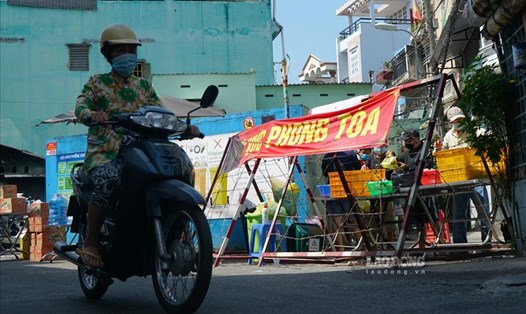 Con hẻm trên đường Phạm Phú Thứ (phường 3, quận 6, TPHCM) vẫn còn đang phong toả phòng dịch COVID-19. Ảnh: Thanh Chân