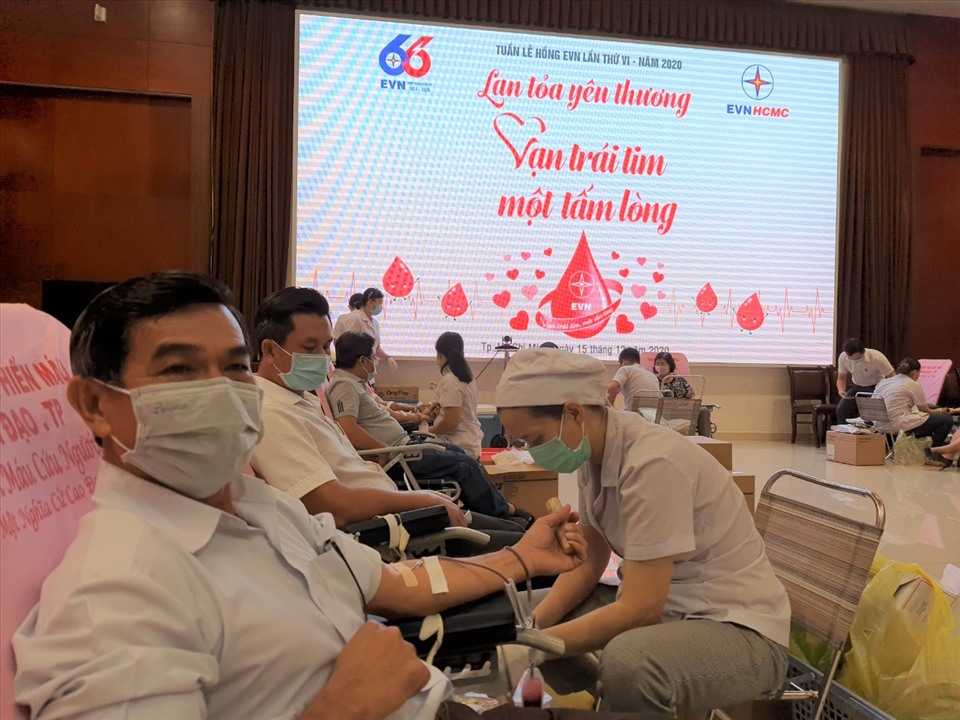 CNVCLĐ của EVNHCMC hiến máu ngày 15.12. Ảnh Nam Dương