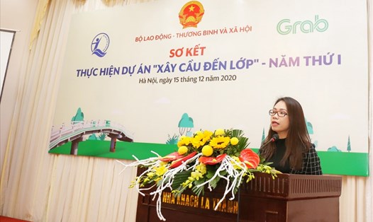 Bà Đặng Thị Thùy Trang, Giám đốc Đối ngoại của Grab Việt Nam phát biểu tại hội nghị sơ kết thực hiện dự án "Xây cầu đến lớp". Ảnh GVN